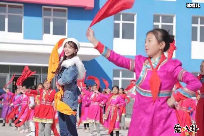 林志玲与山区的孩子一起玩耍