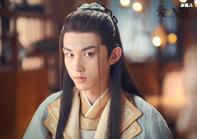 春妖为什么满头白发