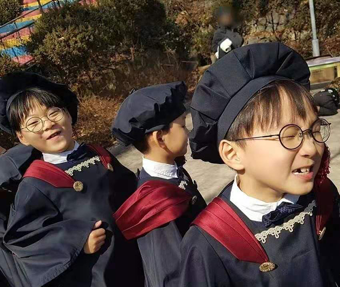 宋家三胞胎参加幼儿园毕业典礼