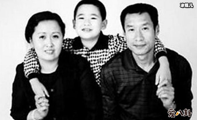 刘佩琦一家三口旧照