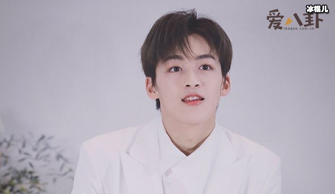 何洛洛坐塌蛋糕是怎么回事