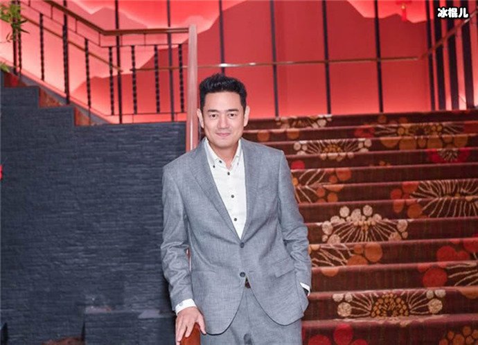 陈俊生自曝与小20岁女友恋情