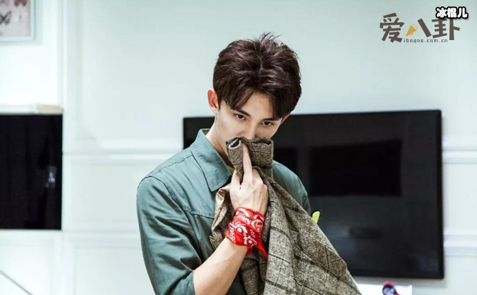 吴磊与粉丝隔空互动