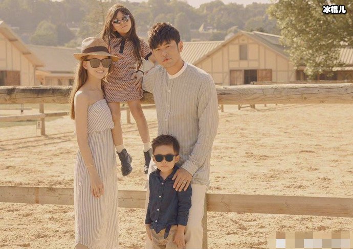 周杰伦昆凌一家人合照