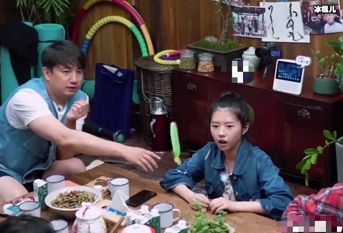 黄磊让何蓝逗演吻戏