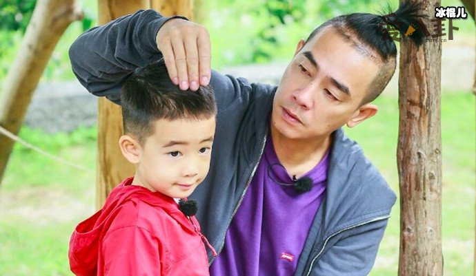 陈小春带jasper游泳被拍