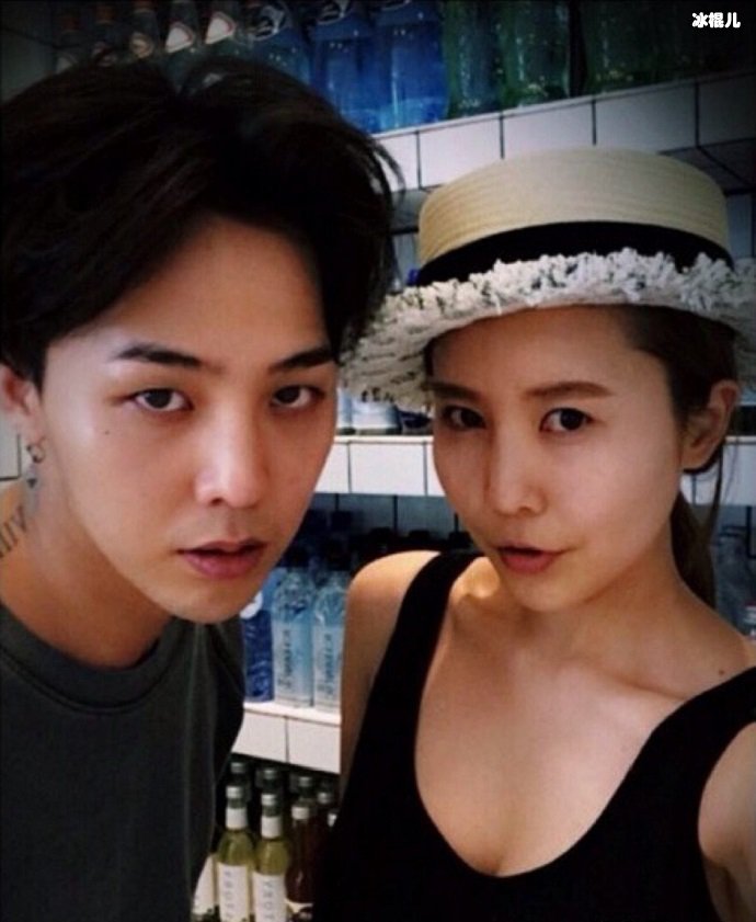 权志龙早年和姐姐合照