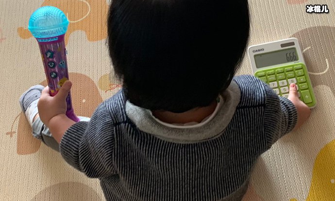 王力宏儿子抓周拿了麦克风