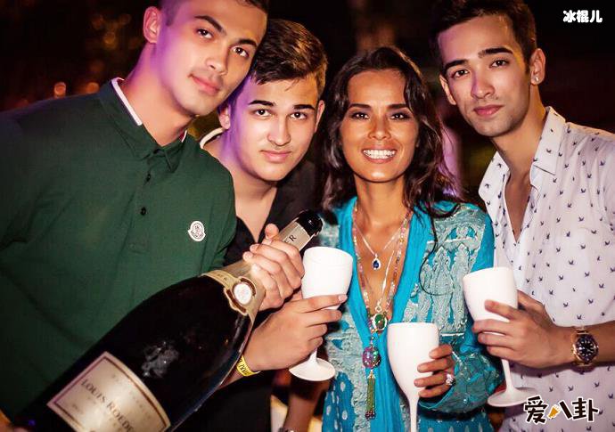 韦唯与三个儿子