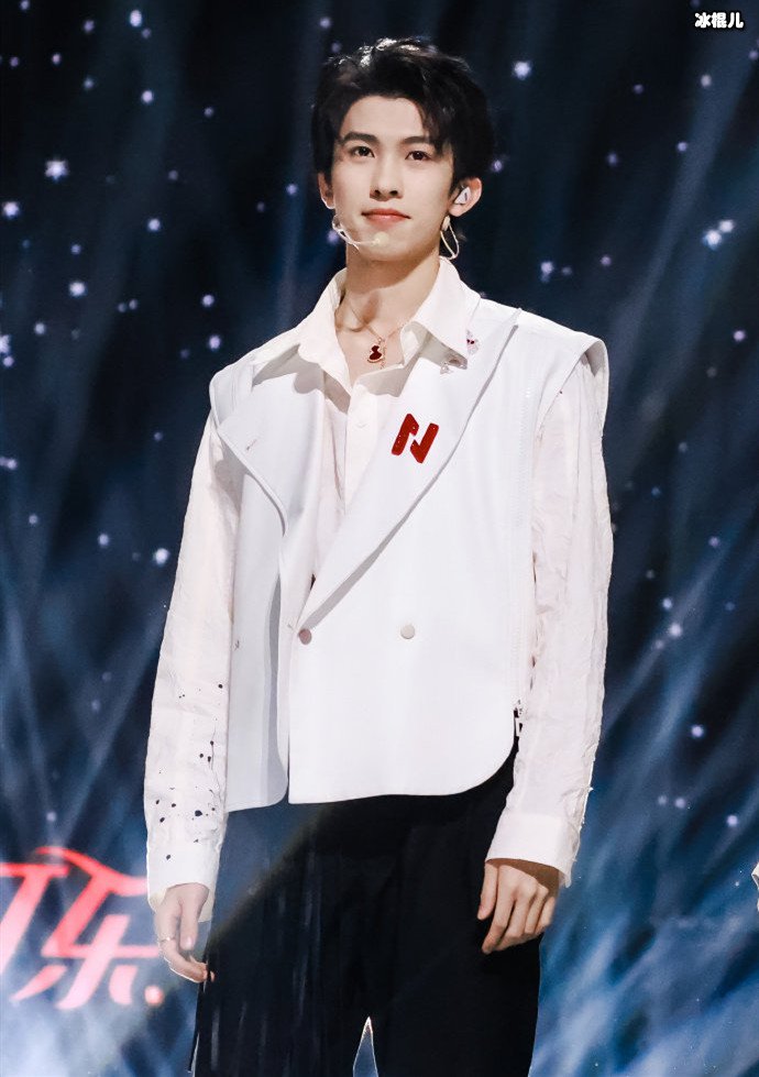 林墨发布会摔倒原因