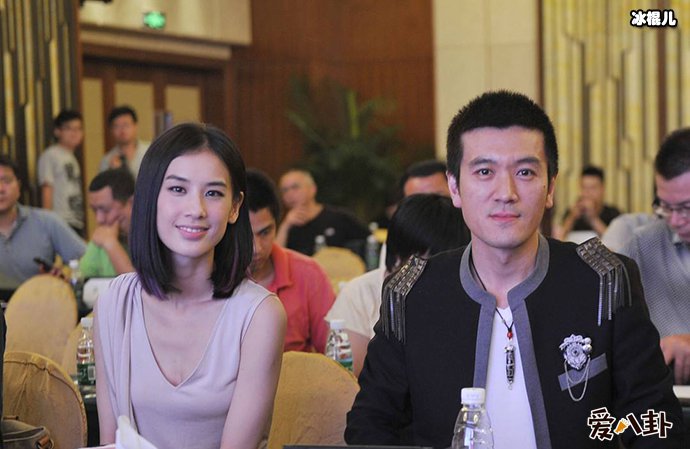 杨子疑携陶虹爬山