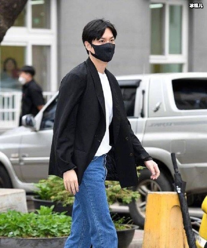 李敏镐退伍当天照片