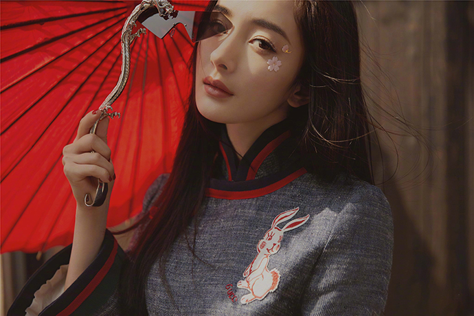 杨幂遭遇婚姻亲情的双重打击