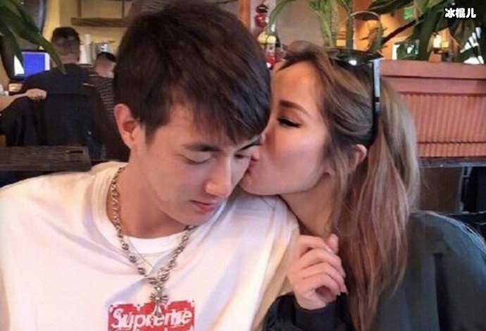 萧亚轩与新男友亲密照