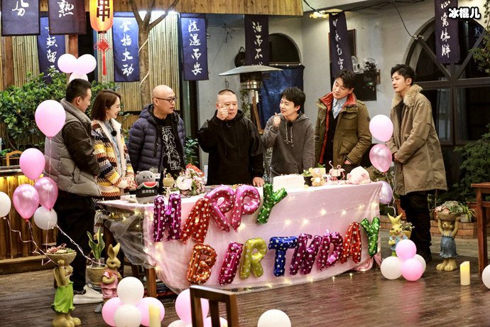 《大叔小馆》众成员为郭德纲庆生