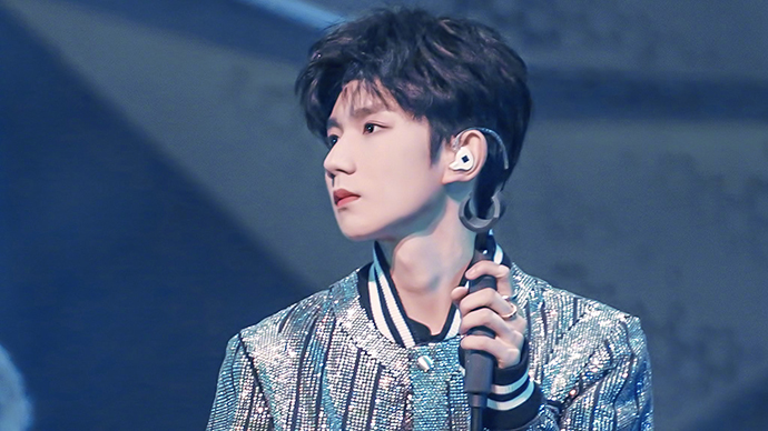 王源剪寸头赴国外求学