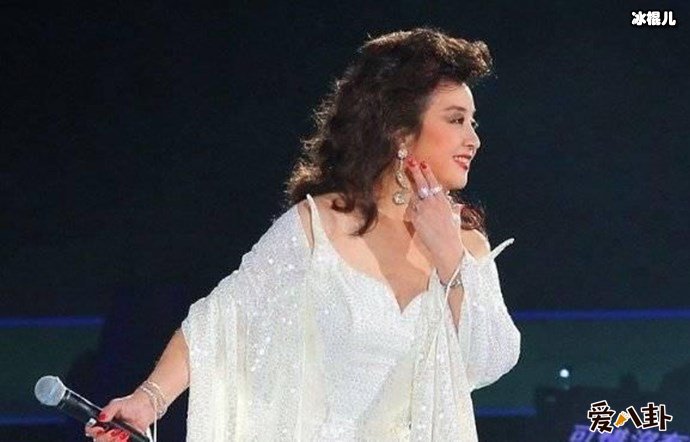 歌后徐小凤唱歌舞台照