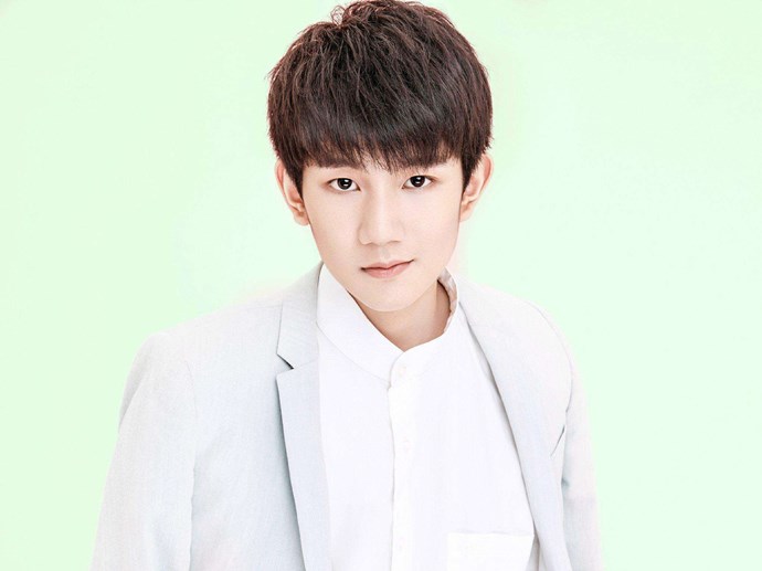 王源在公共场所抽烟