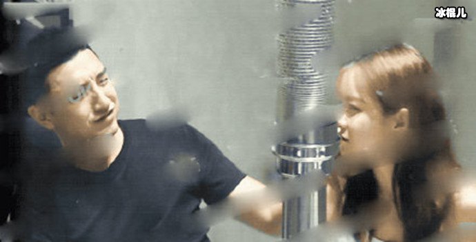 金瀚与女性友人亲密互动