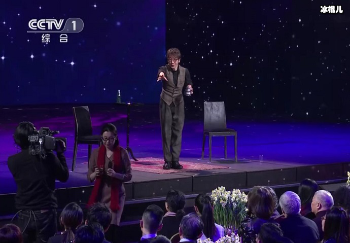 春晚刘谦在表演魔术