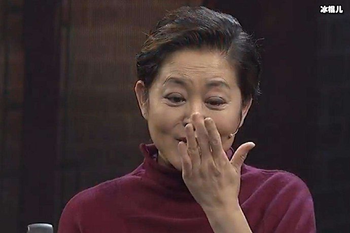 倪萍献飞吻尽显反差萌