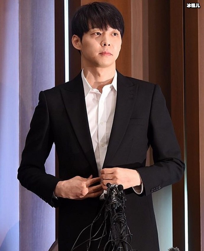 朴有天开发布会照片