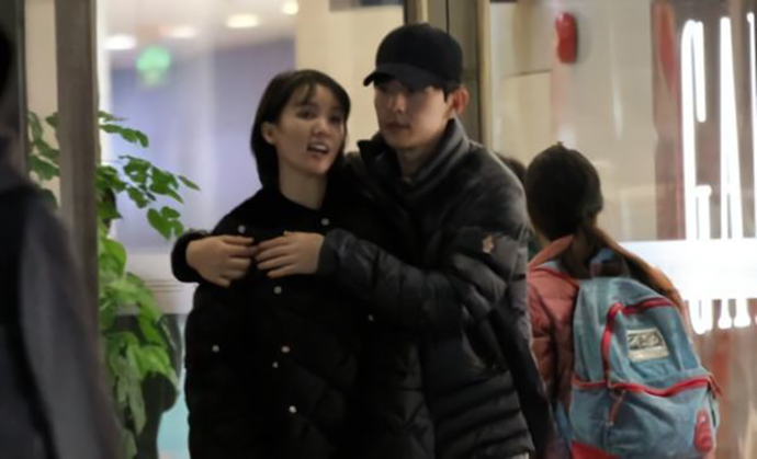 邓伦与前女友金晨外出被拍