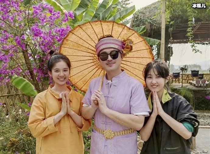 张婧仪张子枫与沙溢合影