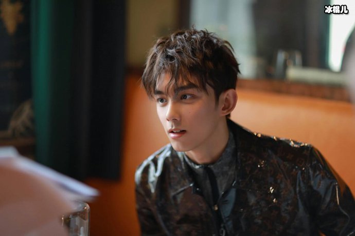 吴磊背靠金主打压屈楚萧