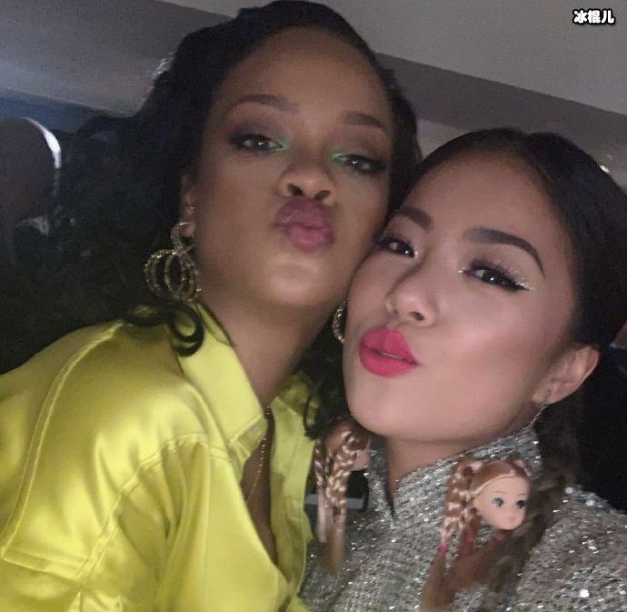 王菊晒出与蕾哈娜合影，两人肤色很接近