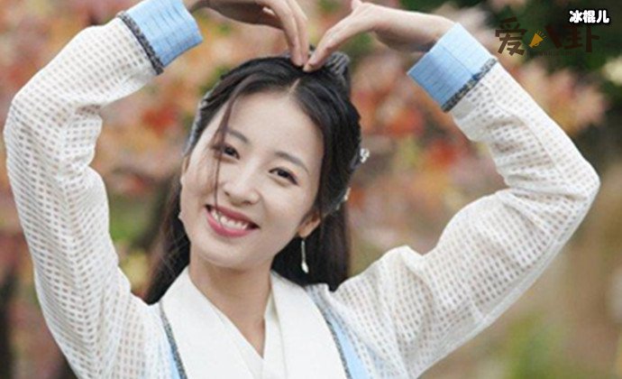 周雨彤家里很有钱吗 