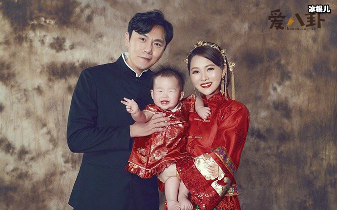 秦昊伊能静小米粒合影