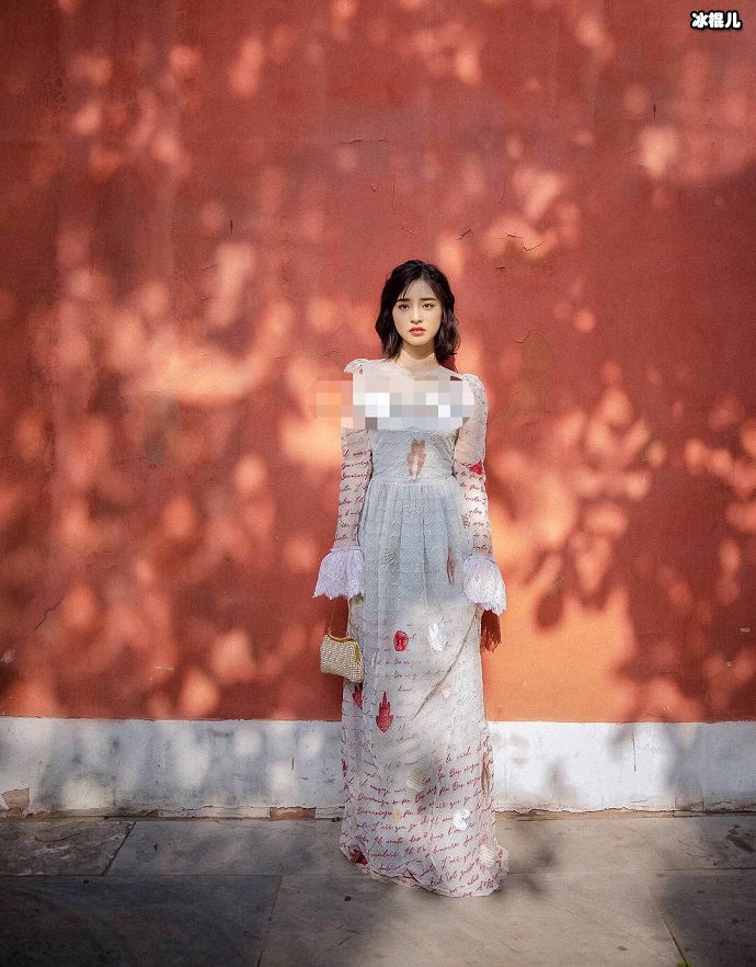 沈月穿礼服照片