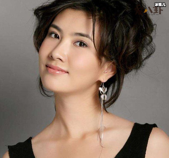 边潇潇2020年近况如何呢？边潇潇是插刀门事件的女主，2012年边潇潇发文称自己被印小天殴打了，网友都非常的气愤，而且营销号纷纷拿该这件事情来说事，导致印小天臭名昭著。但是经过知情人所曝的视频当中了解到，是边潇潇在撒谎，污蔑印小天。大众了解到事情真相以后，辱骂印小天的网友，开始骂边潇潇了。 那么现今插刀门已经过去这么久了，边潇潇现状如何呢？还有拍戏吗？边潇潇2012年发生插刀门以后，在大众心中的印象变得非常的差，虽然至今已过去8年的时间，虽然当初边潇潇并没有退隐，但是这几年时间当中，边潇潇仅仅就参演了三、四部的作品，依旧没有激起一点的水花。 边潇潇插刀门的第2年，她就公开了和老公文杰的恋情，文杰是圈中小有名气的导演。2014年的时候，边潇潇和文杰的孩子就被曝出了，至今2人在一起的具体时间，并没有扒出来。不过在去年的时候，边潇潇宣布自己怀上2胎。自边潇潇公开和文杰恋情，已经有7年的时间了，想必她与文杰还是很恩爱的。