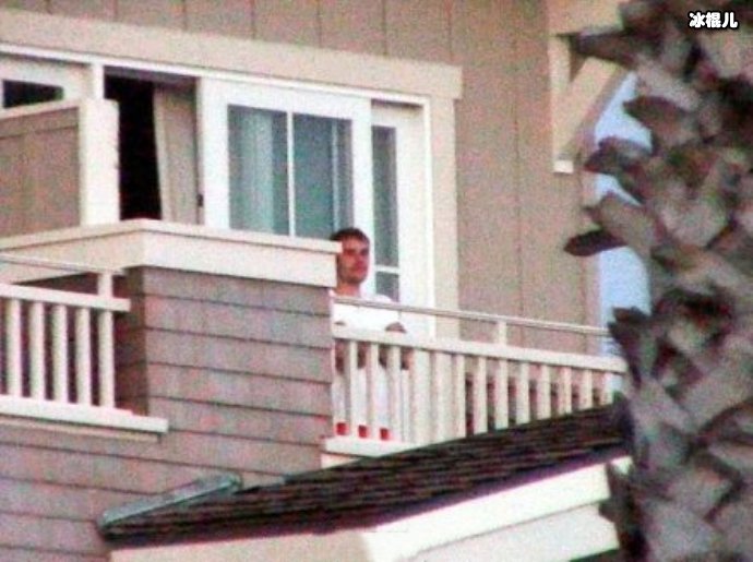 比伯房间遭陌生女子闯入