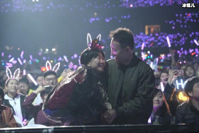 王力宏演唱会上粉丝求婚