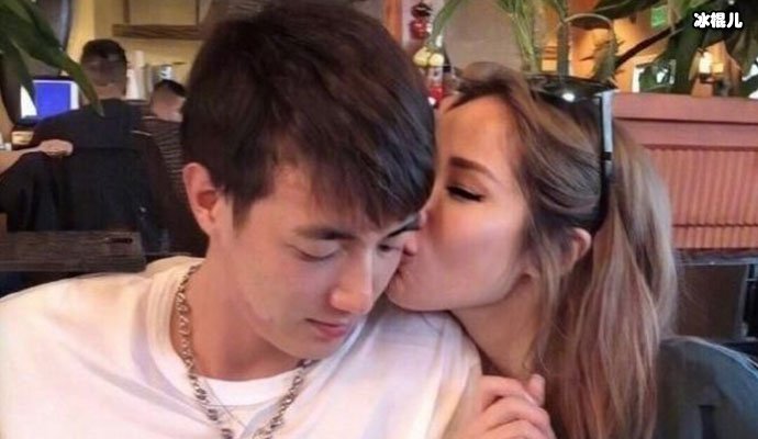 萧亚轩亲吻小男友