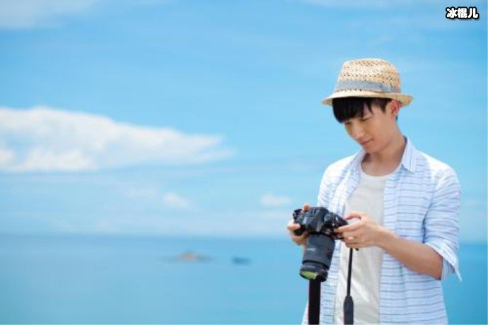 陈楚生摆玩相机