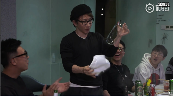 刘谦把花瓶包装纸撕掉，露出透明玻璃瓶，众人惊叹