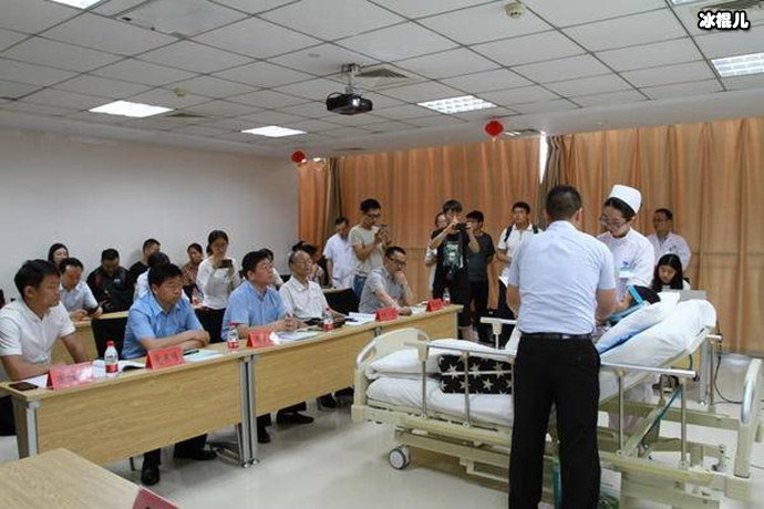 女孩病床论文答辩