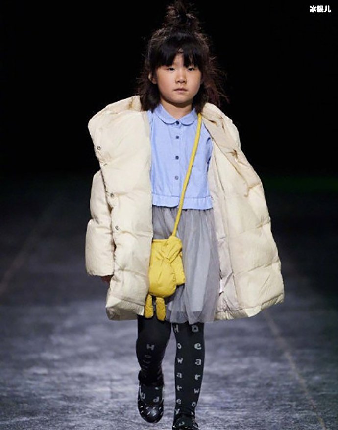 Zoe走秀气质好遗传超模爸爸