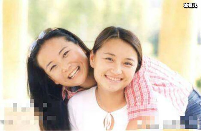 年轻时的贾玲和姐姐贾丹