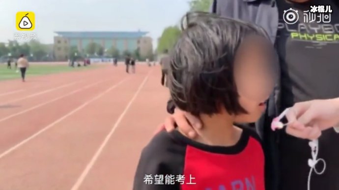 采访发烧女童视频截图