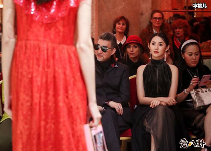 张磊鑫现身巴黎看秀