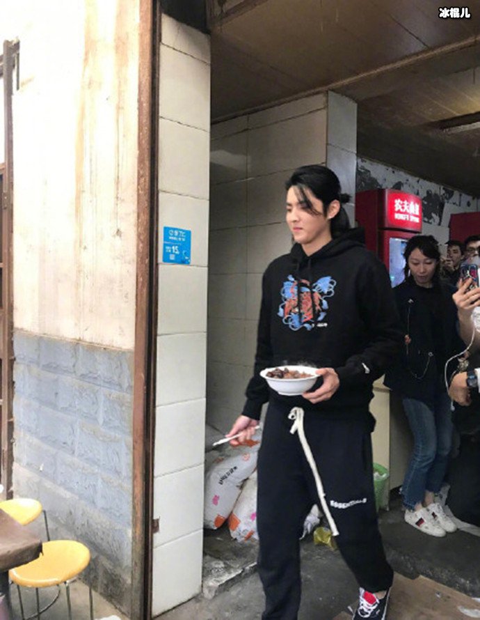 吴亦凡现身面馆