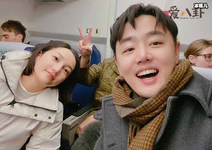 周泓与朋友合影