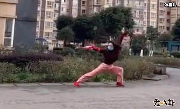 穿睡裤提剑丢垃圾视频走红