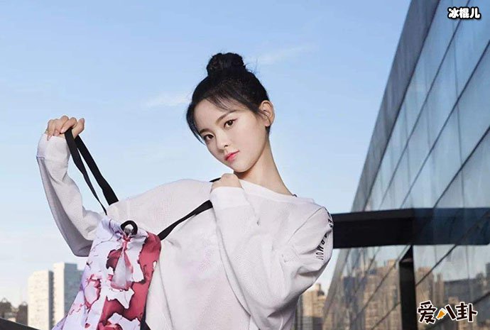 杨超越出街遭到围堵