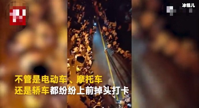 群众聚集在户主家门口