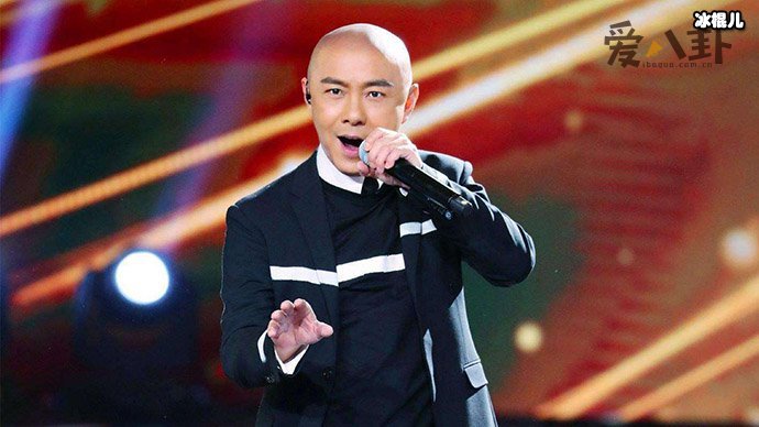张卫健唱歌照片